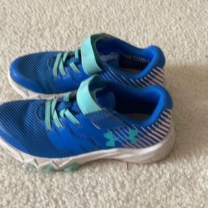 Kids Under Armour size 1 Velcro gym shoes